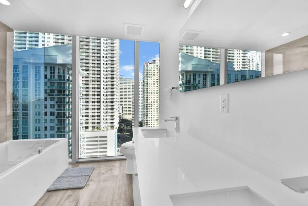 Lovely Upscale Condo Gorgeous View 2Bd 2Bath In Brickell マイアミ エクステリア 写真